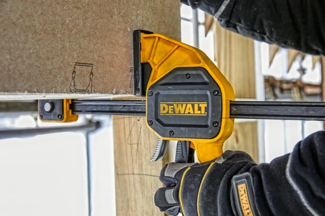 ŚCISK-STOLARSKI-AUTOMATYCZNY-600MM-XL-DEWALT-MajsterOnline.pl (3).jpg