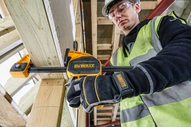 ŚCISK-STOLARSKI-AUTOMATYCZNY-600MM-XL-DEWALT-MajsterOnline.pl (4).jpg