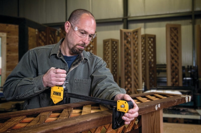 ŚCISK-STOLARSKI-AUTOMATYCZNY-600MM-XL-DEWALT-MajsterOnline.pl (5).jpg