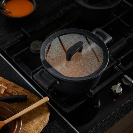 GARNEK Z POKRYWĄ 3,5L HARD FACE FISKARS-41037