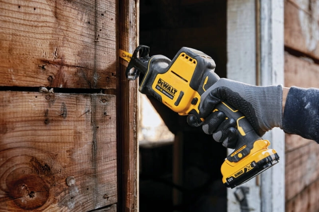 DEWALT PIŁA SZABLASTA AKU. 12V XR 2X2,0Ah-37305