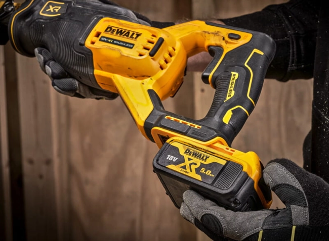 DEWALT PIŁA SZABLASTA AKU. 18V XR BEZ AKU-37299