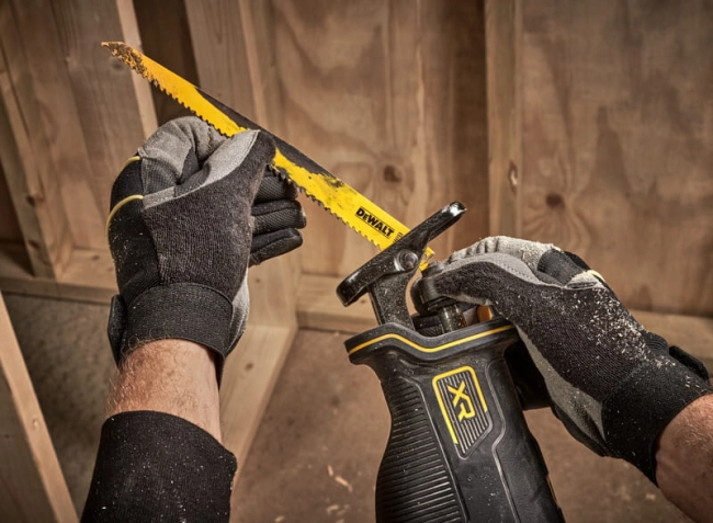 DEWALT PIŁA SZABLASTA AKU. 18V XR BEZ AKU-37300