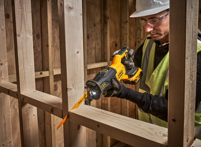DEWALT PIŁA SZABLASTA AKU. 18V XR BEZ AKU-37301
