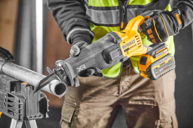 DEWALT PIŁA SZABLASTA AKU. 18V XR BEZ AKU WALIZKA-38780