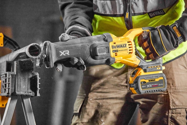 DEWALT PIŁA SZABLASTA AKU. 18V XR BEZ AKU WALIZKA-38782