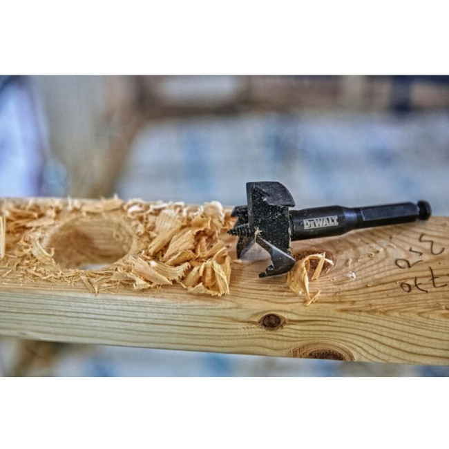 wietlo-puszkowe-do-drewna-dewalt-DT4582