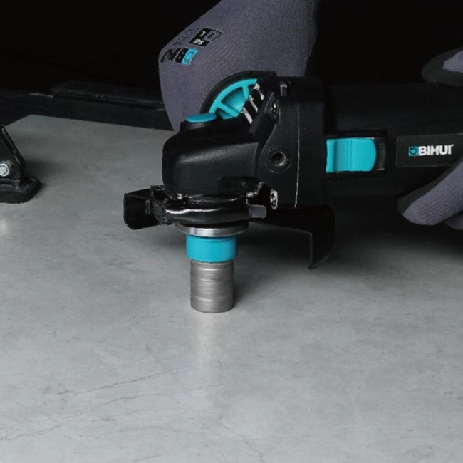 Frez-stożkowy-diamentowy-BIHUI-DM4N1-podczas-powiększania-otworu-w-gresie.jpg