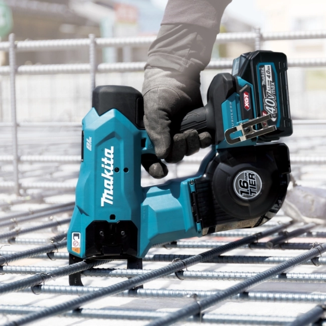 akumulatorowa-wiazarka-do-zbrojen-pretowych-makita-TR001GD203