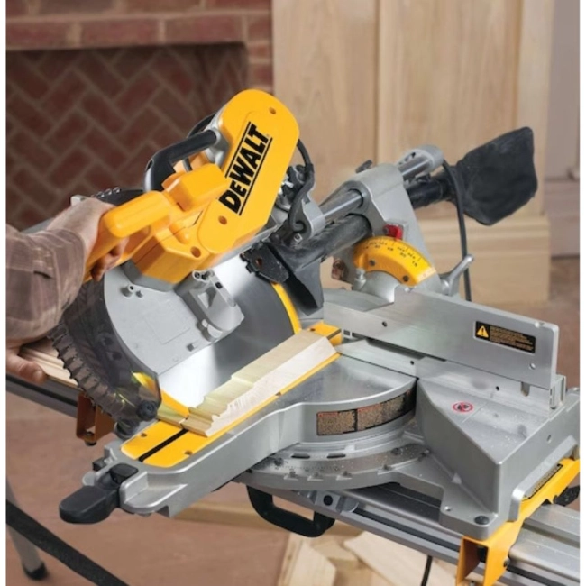 pilarka-ukosnica-305mm-DeWALT-DWS780.jpg