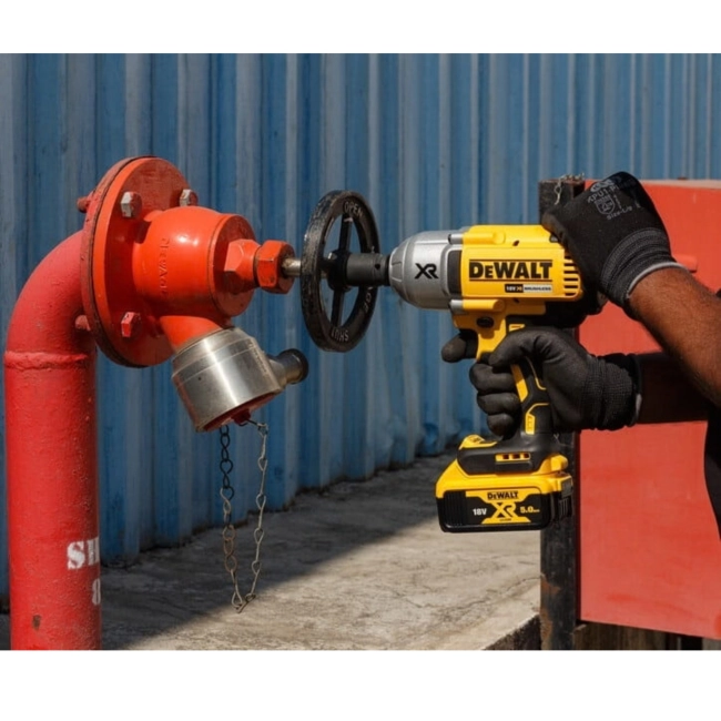 Klucz-udarowy-akumulatorowy-18V-2X5,0Ah-DeWalt-DCF899P2